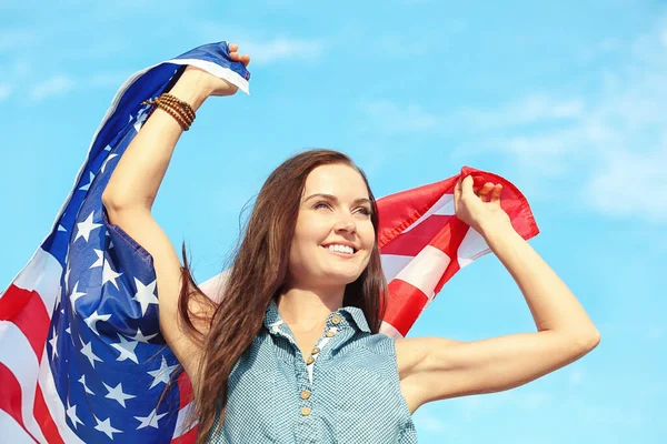 Jovem Mulher Feliz Com Bandeira Americana Fundo Céu — Fotografia de Stock