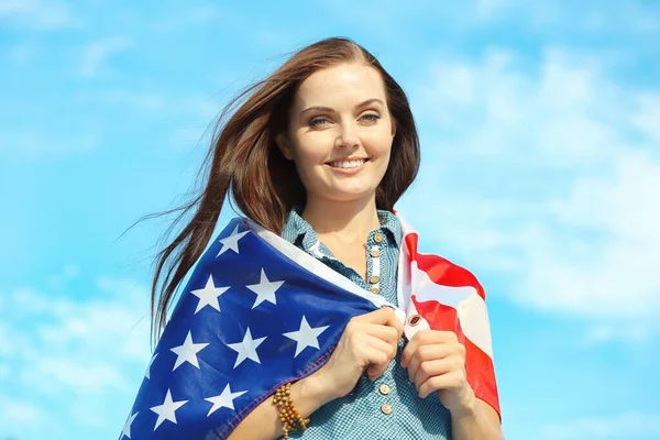 Jovem Mulher Feliz Com Bandeira Americana Fundo Céu — Fotografia de Stock