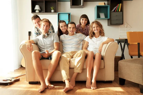 Happy Friends Sitting Couch Home — Stock Photo, Image