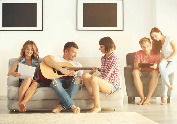 Щасливі Друзі Грають Гітарі Слухають Музику Вдома — стокове фото