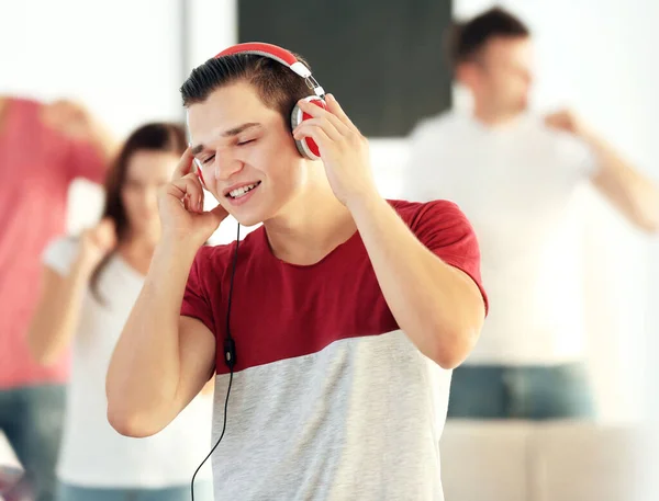 Bonito Homem Ouvindo Música Casa — Fotografia de Stock