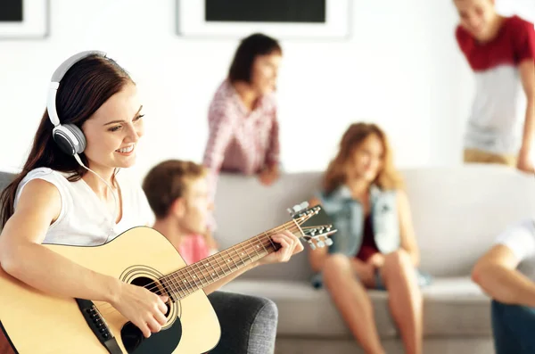 Mujer Feliz Tocando Guitarra Escuchando Música Con Amigos Casa —  Fotos de Stock