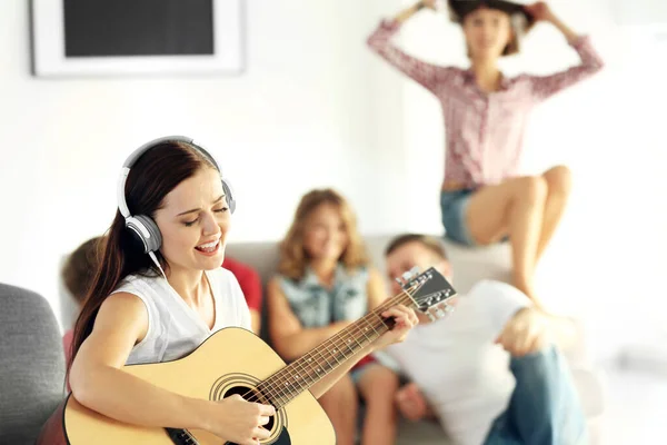 Mulher Feliz Tocando Guitarra Ouvindo Música Com Amigos Casa — Fotografia de Stock