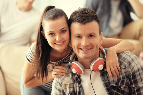 Mutlu Arkadaşlar Evde Müzik Dinliyor — Stok fotoğraf