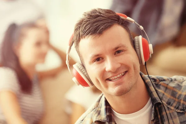 Knappe Man Luisteren Naar Muziek Thuis — Stockfoto