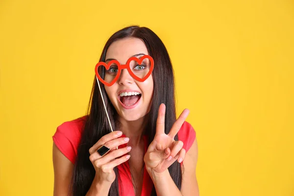 Hermosa Chica Sobre Fondo Amarillo Pared — Foto de Stock