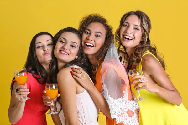 Beautiful Girls Cocktails Yellow Wall Background — Stock Photo, Image