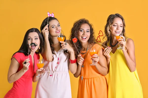 Beautiful Girls Cocktails Yellow Wall Background — Stock Photo, Image