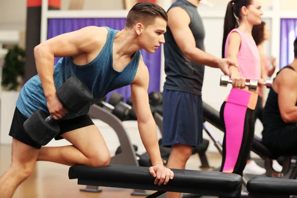 Entrenamiento Personas Con Mancuernas Gimnasio Moderno — Foto de Stock