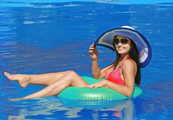 Joven Hermosa Mujer Con Círculo Inflable Piscina — Foto de Stock