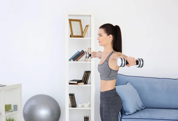 Atractiva Mujer Fitness Haciendo Ejercicio Casa — Foto de Stock