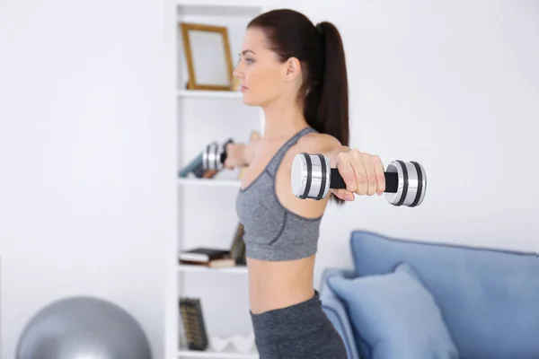 Çekici Fitness Kadını Evde Egzersiz Yapıyor — Stok fotoğraf