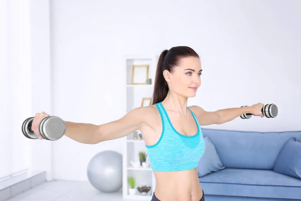 Çekici Fitness Kadını Evde Egzersiz Yapıyor — Stok fotoğraf