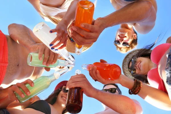 Amici Felici Che Divertono Con Cocktail Spiaggia Vista Dal Basso — Foto Stock