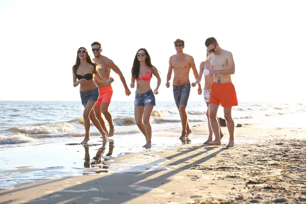 Happy Friends Running Beach — Stock Photo, Image