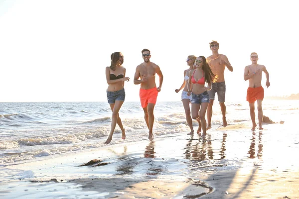 Amigos Felizes Correndo Praia — Fotografia de Stock