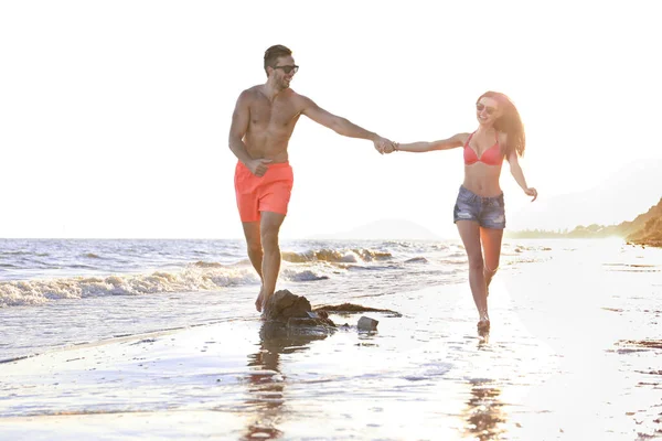 美丽的情侣在热带海滩 — 图库照片
