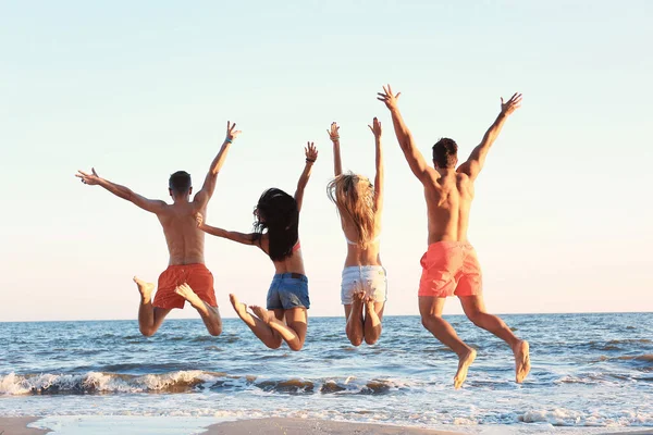 Felices Amigos Saltando Playa —  Fotos de Stock