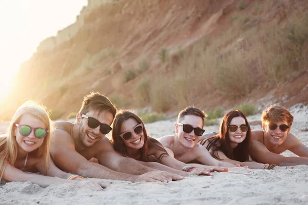 Des Amis Heureux Allongés Sur Sable Plage — Photo