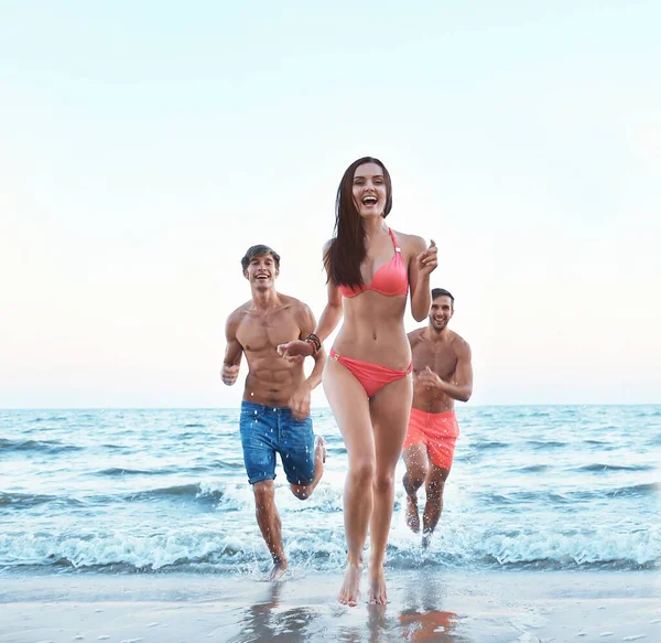 Amigos Felizes Divertindo Praia — Fotografia de Stock