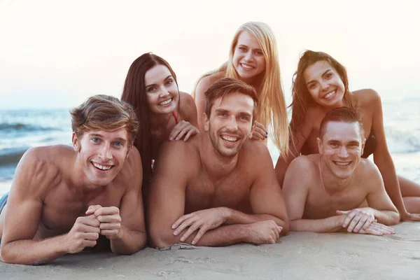 Des Amis Heureux Allongés Sur Sable Plage — Photo