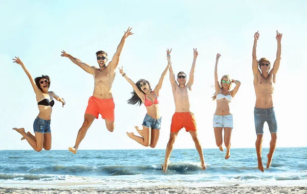 Amigos Felices Divirtiéndose Playa — Foto de Stock