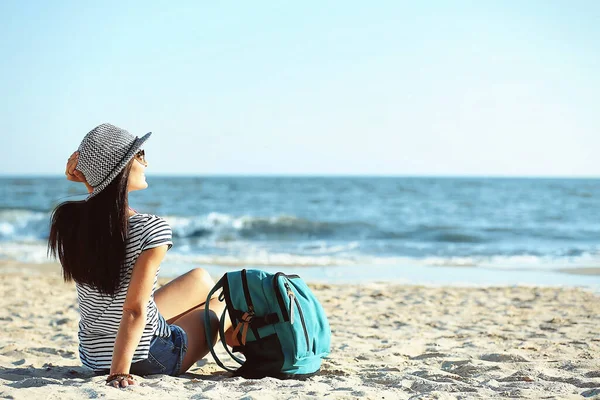 Kumsalda Sırt Çantalı Turist Kız — Stok fotoğraf