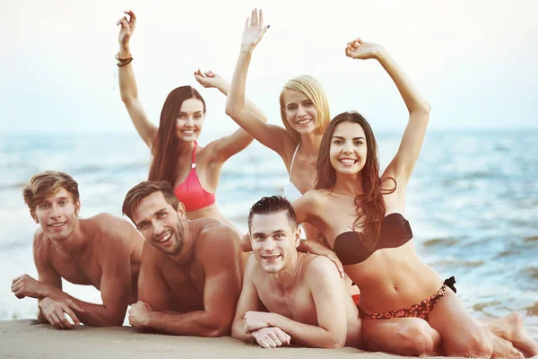 Des Amis Heureux Allongés Sur Sable Plage — Photo