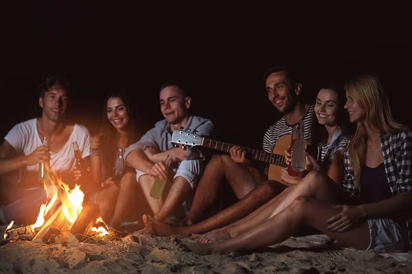 Happy Friends Fireplace Beach — Stock Photo, Image