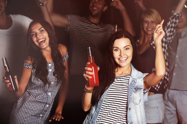 Ευτυχισμένοι Φίλοι Αλκοολούχα Ποτά Πάρτι Στην Παραλία — Φωτογραφία Αρχείου