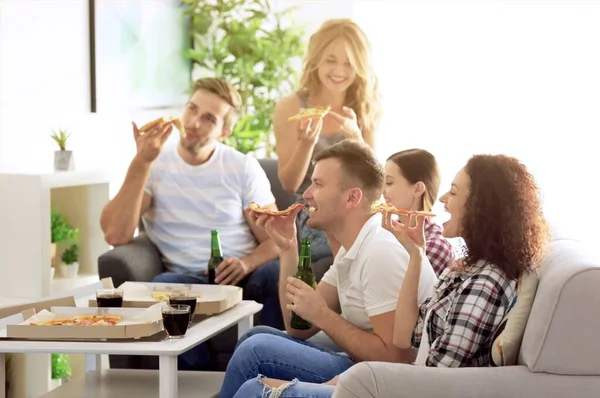 Amigos Comendo Pizza Saborosa Casa Festa — Fotografia de Stock