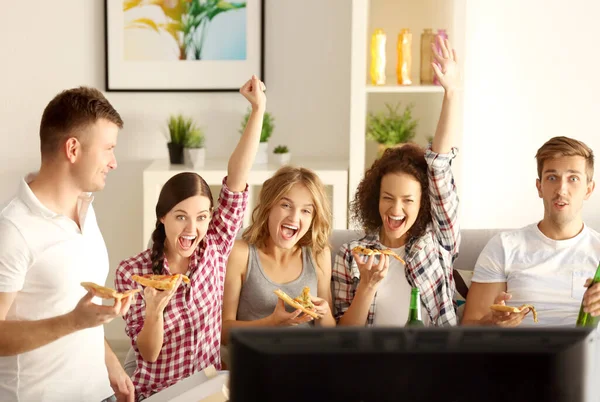 Amigos Comiendo Pizza Viendo Televisión Casa —  Fotos de Stock