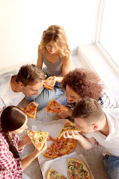 Amigos Divertindo Comendo Pizza Enquanto Sentados Chão — Fotografia de Stock