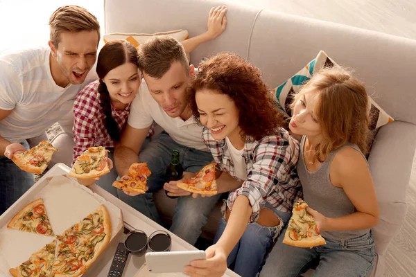 Freunde Machen Selfie Während Sie Auf Der Couch Sitzen Und — Stockfoto