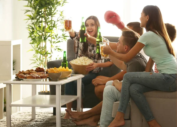 Jonge Fans Kijken Naar Boksen Met Bier Snacks — Stockfoto