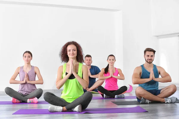 Grupp Människor Som Utövar Yoga Och Mediterar Mattor — Stockfoto