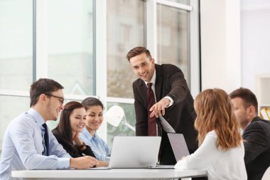 Ofiste çalışan iş adamları