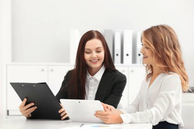 Ofiste çalışan iş adamları