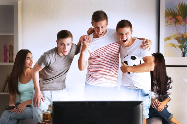 Юные Болельщики Смотрят Футбольный Матч Телевизору — стоковое фото