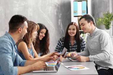 Ofiste çalışan tasarımcı grubu