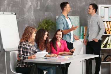 Ofiste çalışan tasarımcı grubu