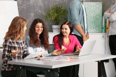 Ofiste çalışan tasarımcı grubu