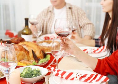 Şükran Günü yemeği için masada oturan insanlar, manzarayı kapatın.