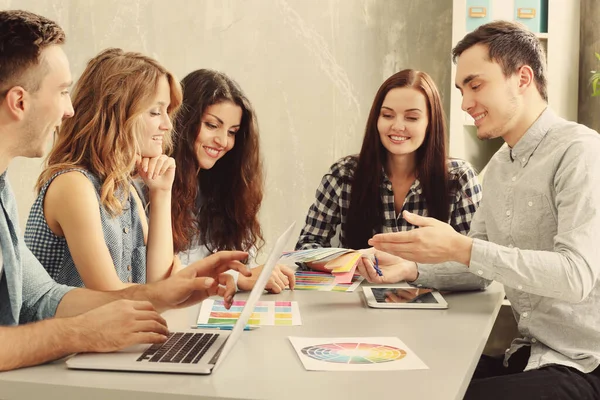 Grupo Designers Que Trabalham Escritório — Fotografia de Stock