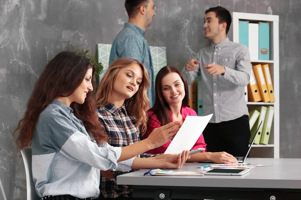 Grupo Designers Que Trabalham Escritório — Fotografia de Stock