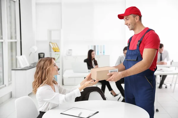 Courier Delivering Package Office — Stock Photo, Image