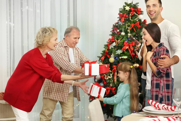 Membros Felizes Família Dando Presentes Natal Uns Aos Outros — Fotografia de Stock