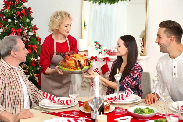 Lycklig Familj Som Äter Julmiddag Vardagsrummet — Stockfoto