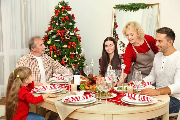 Lycklig Familj Som Äter Julmiddag Vardagsrummet — Stockfoto