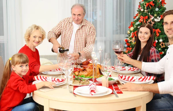Familia Feliz Teniendo Cena Navidad Sala Estar —  Fotos de Stock